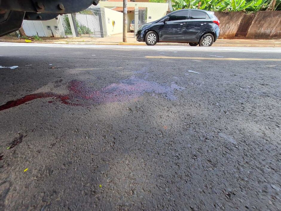 Motoentregador bate em carro e fica em estado grave em Campo Grande