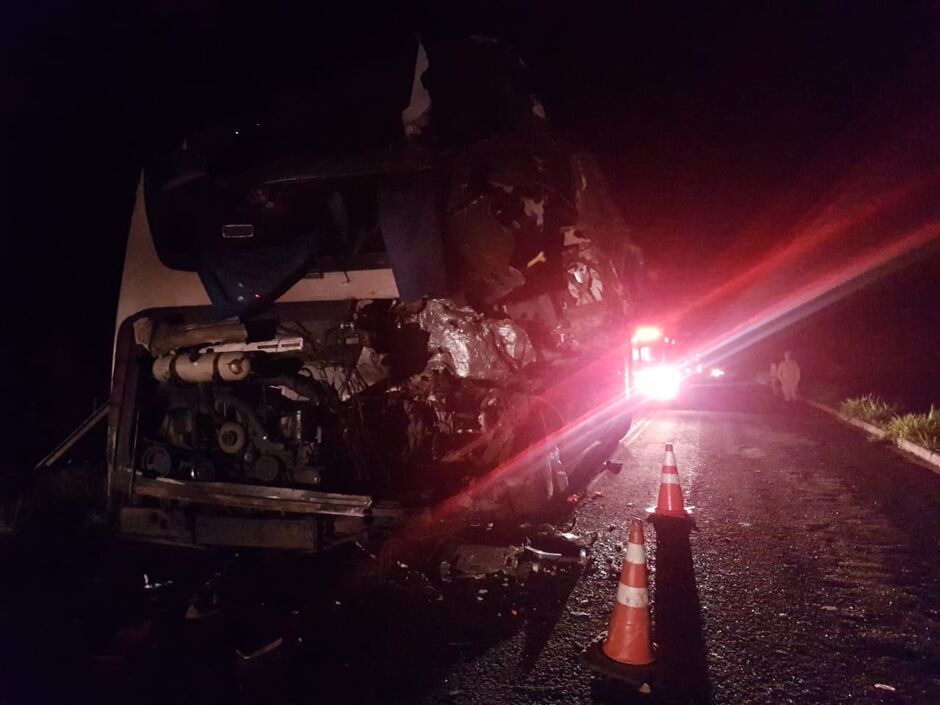 O condutor do caminhão também morreu no local