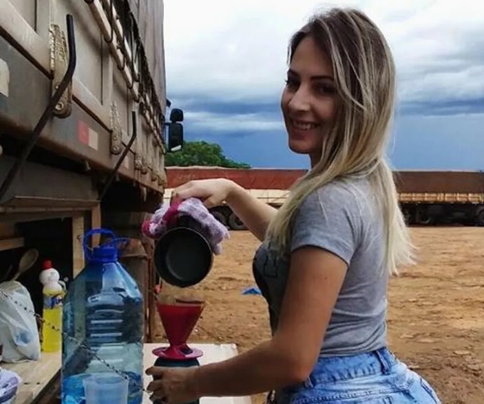 Aline ficou famosa por mostrar rotina nas estradas