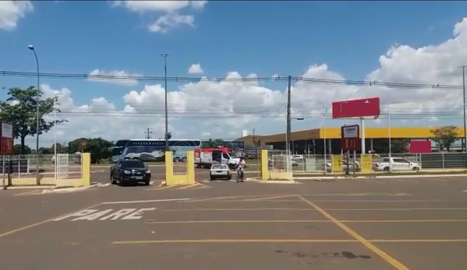 Acidente entre carro e moto deixa um ferido na Gury Marques