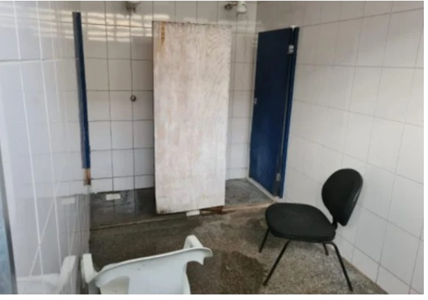 Homem instalou câmeras no banheiro e filmou as servidoras durante o banho