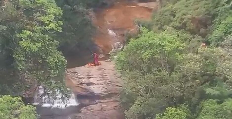 Homem morreu após descer cachoeira