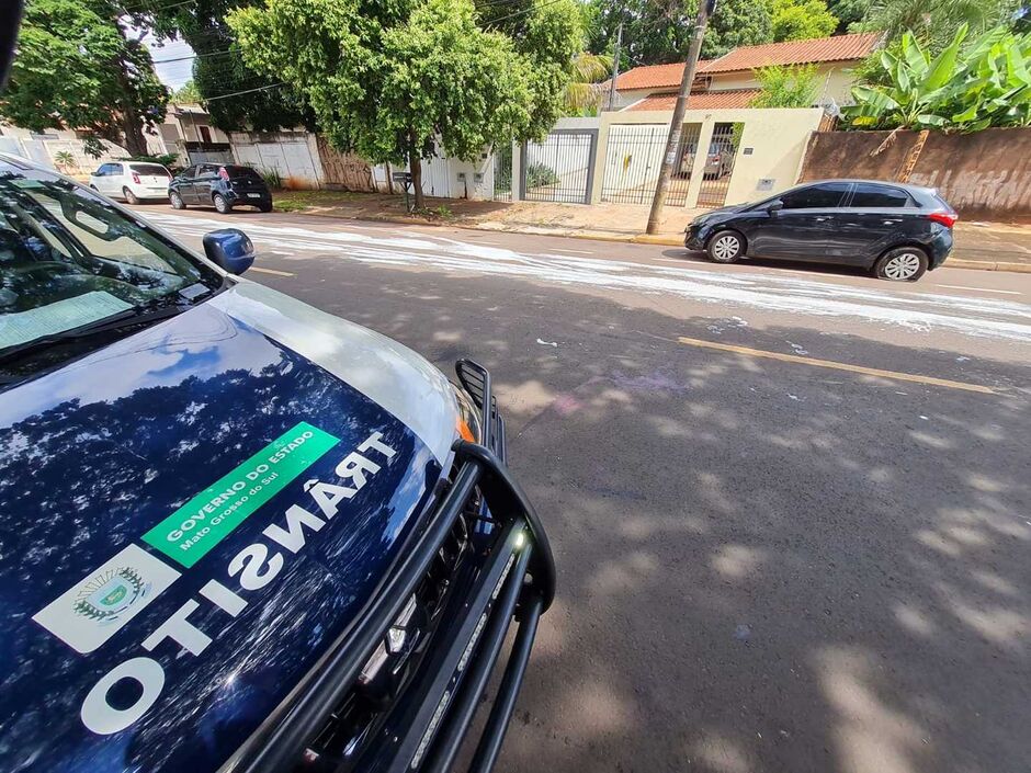 Motoentregador bate em carro e fica em estado grave em Campo Grande