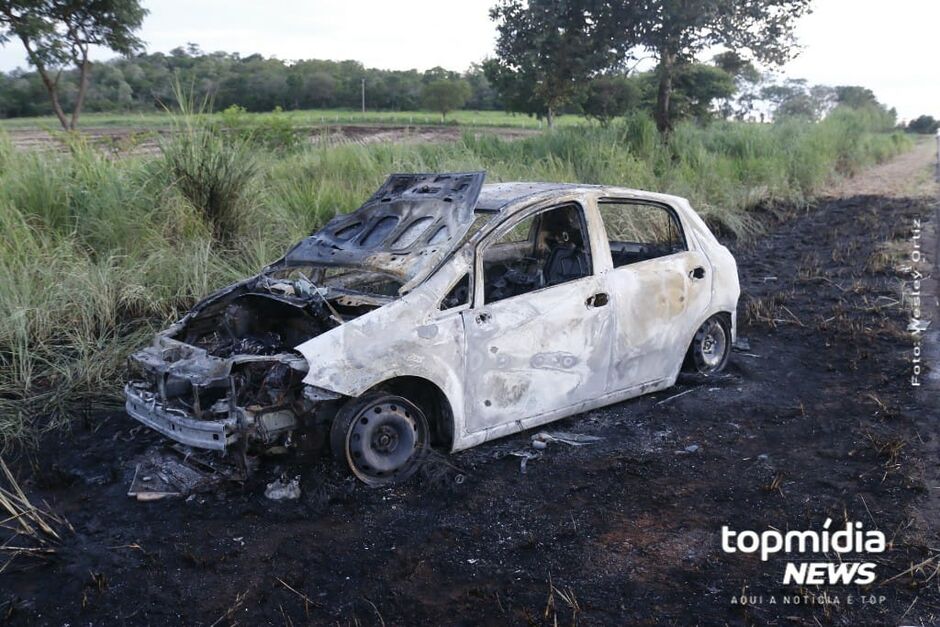 Carro ficou completamente destruído