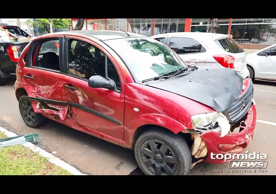 Acidente foi causado por condutor que furou o sinal vermelho