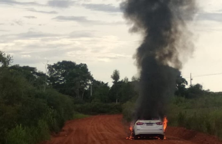 Carro foi encontrado ainda em chamas