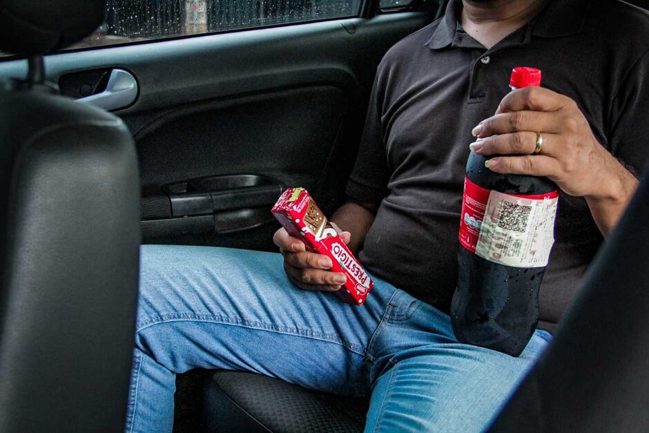 Motoristas não suportam quem come e bebe no carro