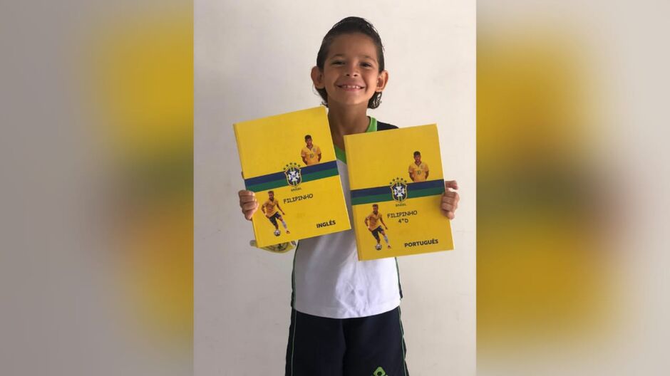 Filipinho é apaixonado por futebol e treina em uma escolinha do Chelsea