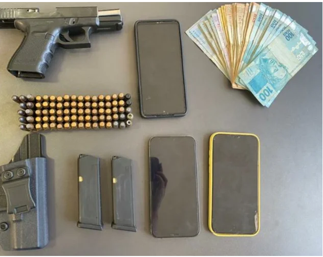 Armas e dinheiro foram apreendidos com o suspeito