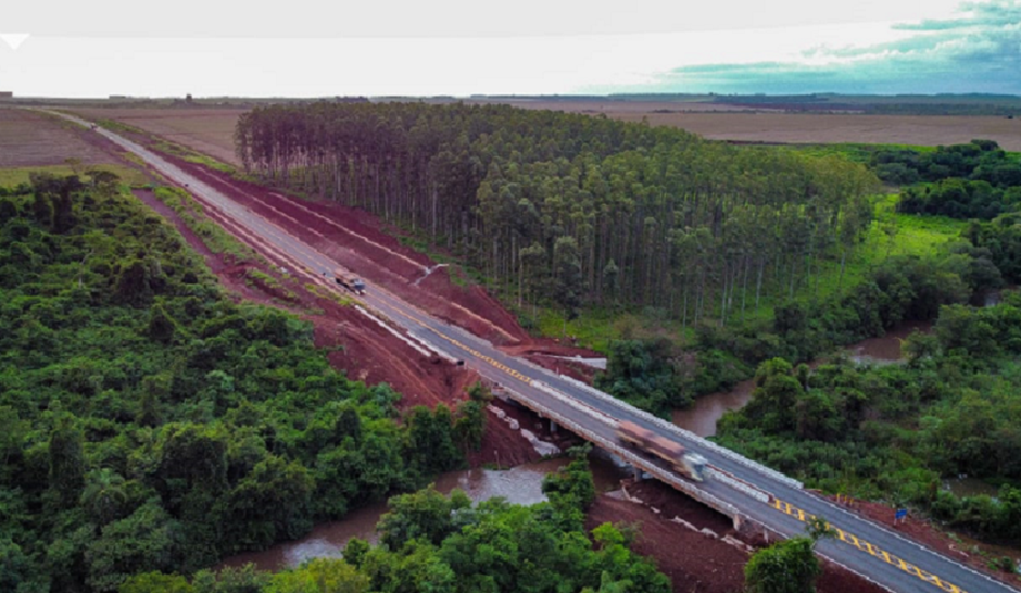 O governador também inaugurou a ponte sobre o rio Guaimbê, que fica na divisa de Aral Moreira com Laguna Carapã