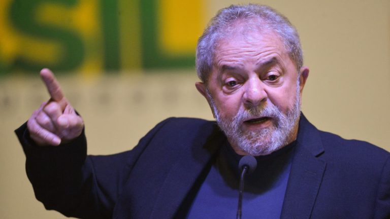 Mesmo em queda, Lula segue na liderança nas pesquisas eleitorais