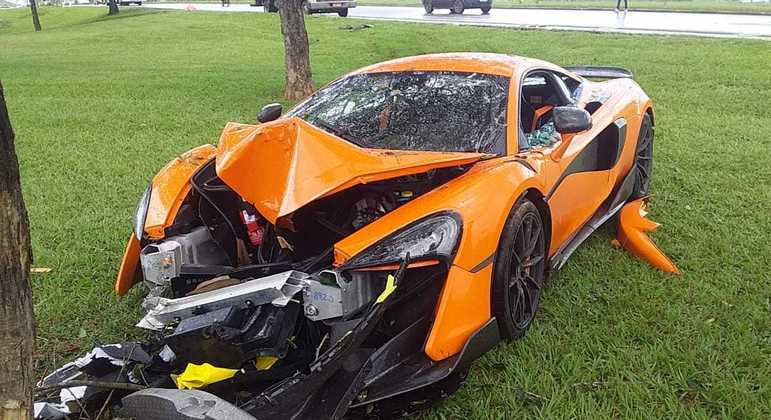 Carro ficou com a frente totalmente destruída