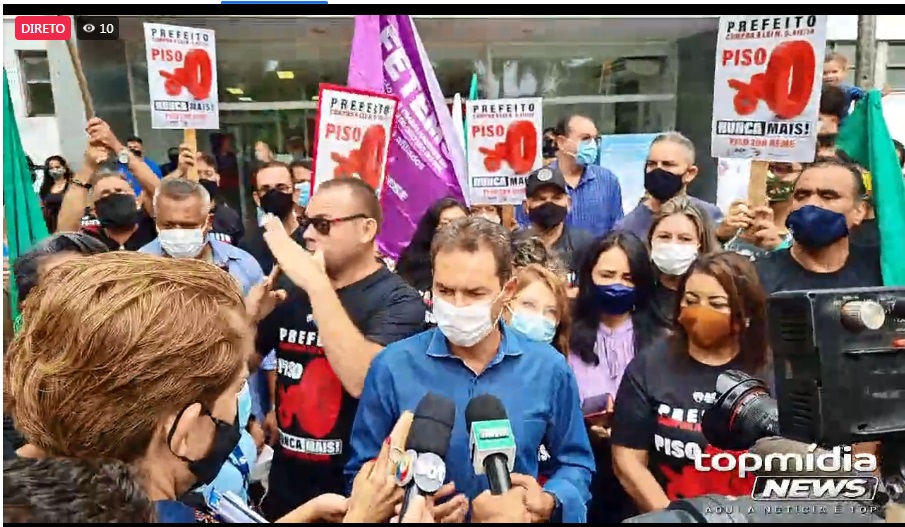 Professores pedem reajuste e fazem manifestação em frente a prefeitura