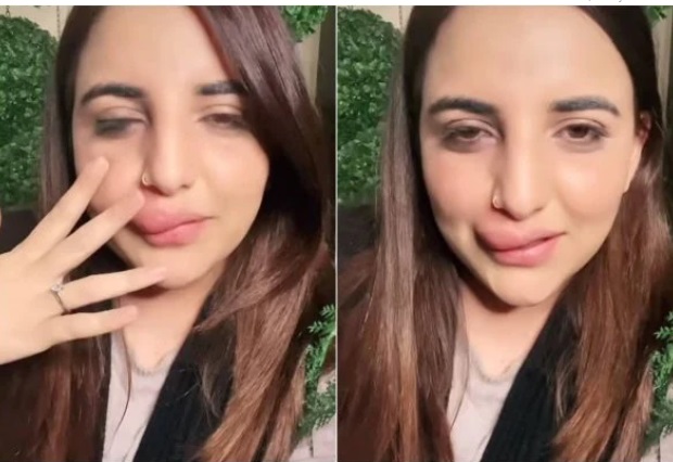 A influenciadora Hareem Shah ficou com boca pela metade