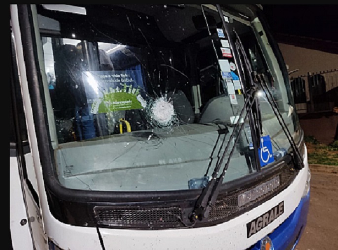 Ônibus foi alvo de duas pedradas