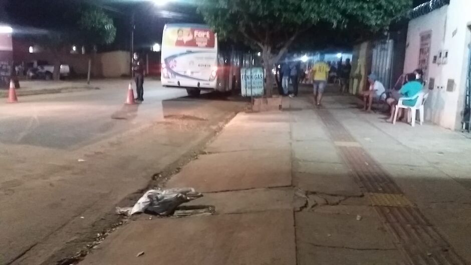 Mulher  teria se jogado contra o ônibus