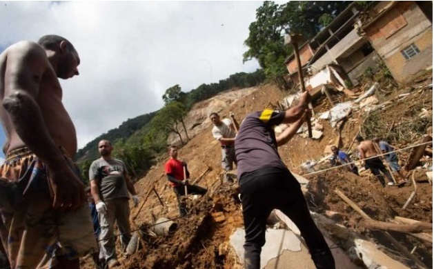 Moradores de Petrópolis-RJ sofrem com a tragédia provocada pelos desabamentos