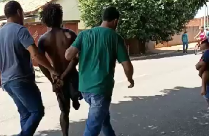 Suspeito ainda tentou fugir, mas foi capturado minutos depois