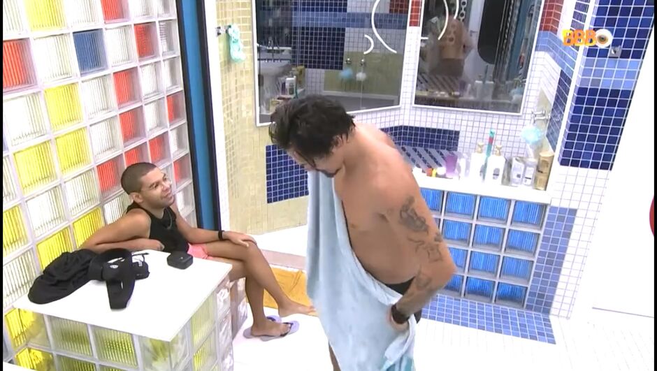 Eli fica quieto após ouvir cantada