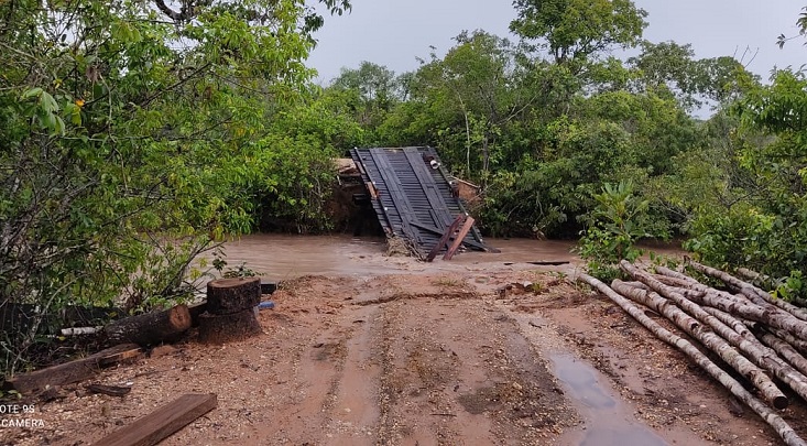 Três pontes não aguentaram a força da água e caíram