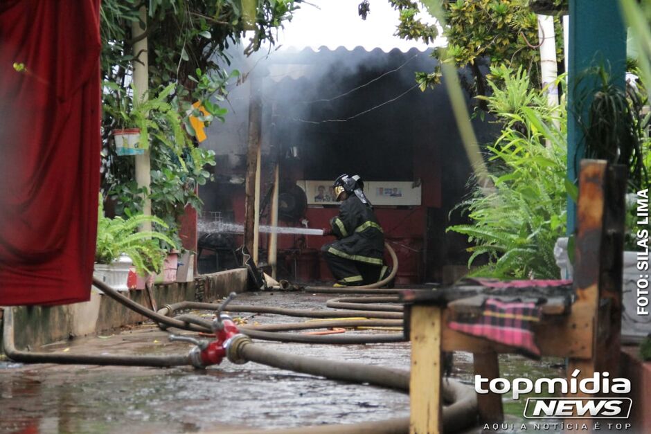 O Corpo de Bombeiros foi acionado para controlar as chamas