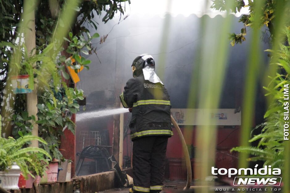 O Corpo de Bombeiros foi acionado para controlar as chamas