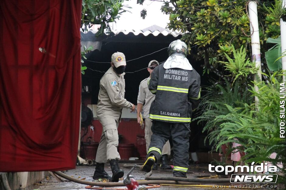 O Corpo de Bombeiros foi acionado para controlar as chamas