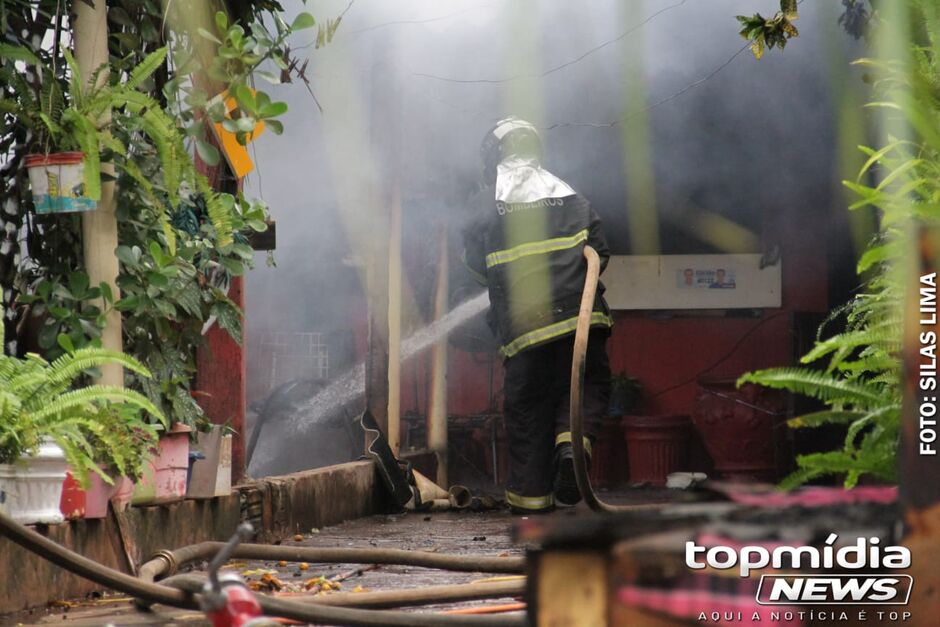 O Corpo de Bombeiros foi acionado para controlar as chamas