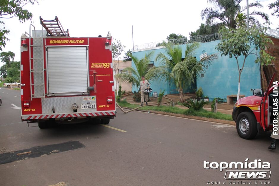 O Corpo de Bombeiros foi acionado para controlar as chamas