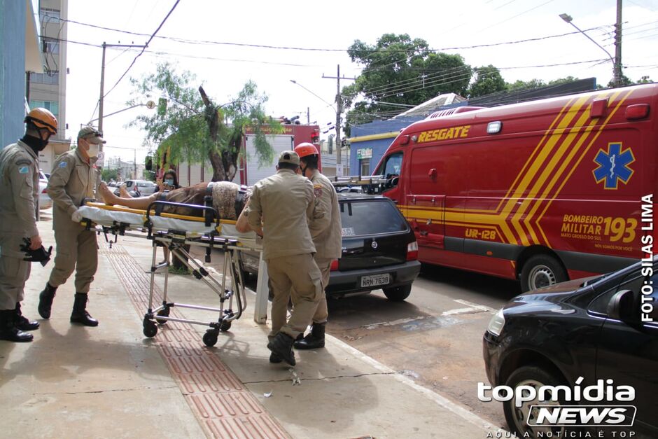 Mulher foi resgatada pelo Corpo de Bombeiros