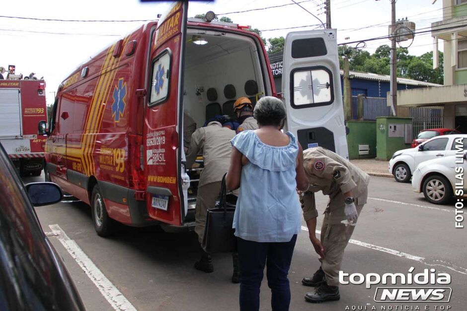 Mulher foi resgatada pelo Corpo de Bombeiros