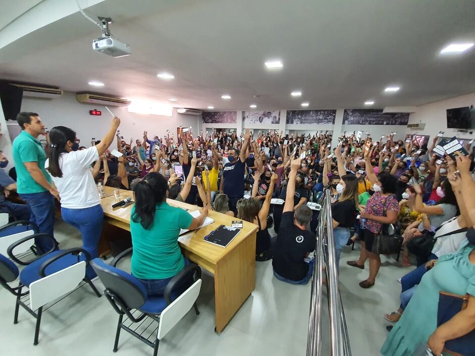 Mais de 2 mil professores rejeitaram a proposta apresentada pela prefeitura