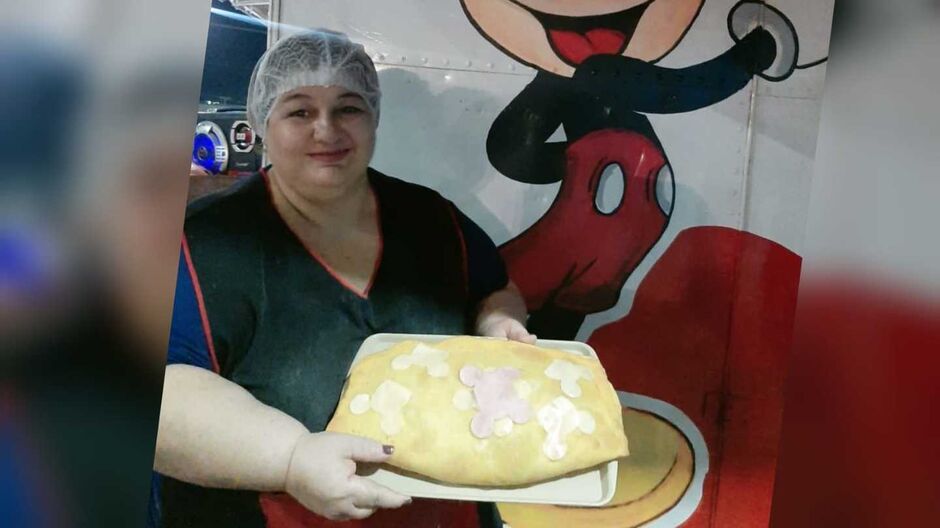 Pastel é bem recheado e do tamanho de uma bandeja