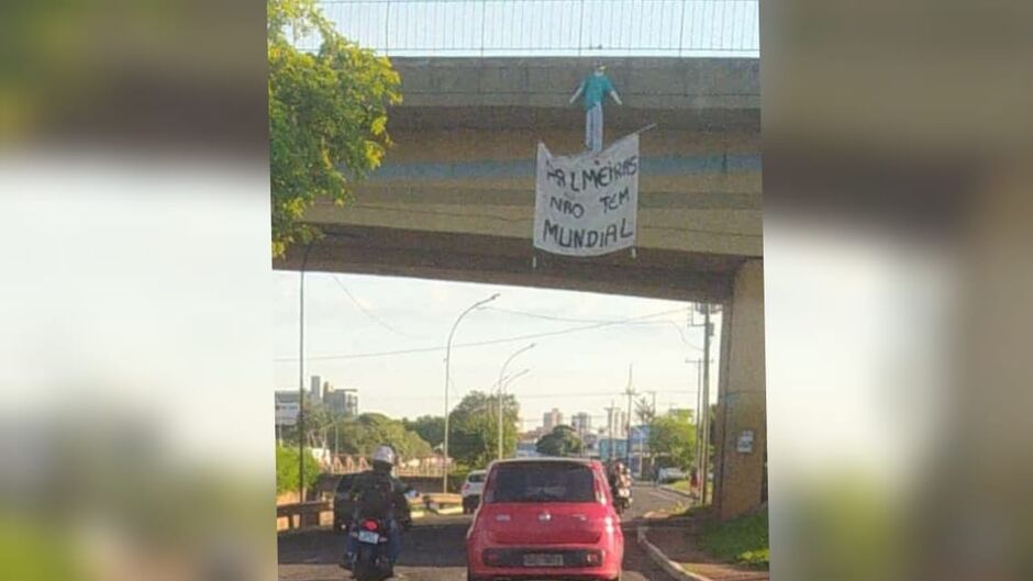 Boneco foi pendurado em um viaduto de Campo Grande