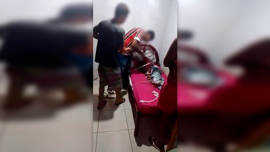 Colegas da mãe do rapaz tentaram contê-lo amarrando-o na cama