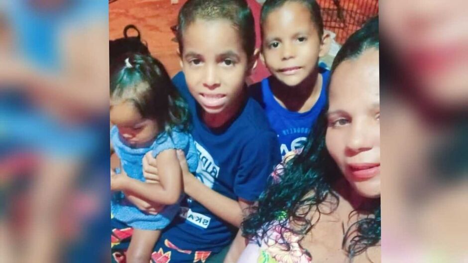 Ana Cristina é deficiente e vende produtos para sobreviver