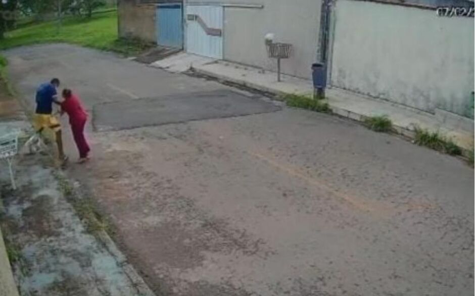 Mulher lutou com o bandido no momento do assalto
