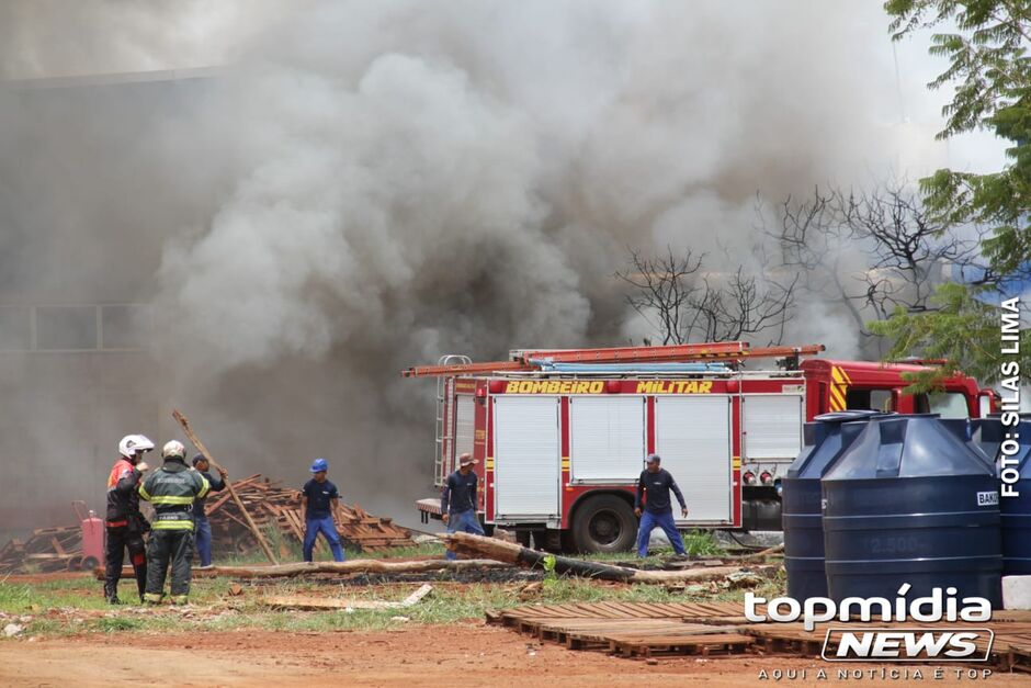 Há muita fumaça no local do incêndio