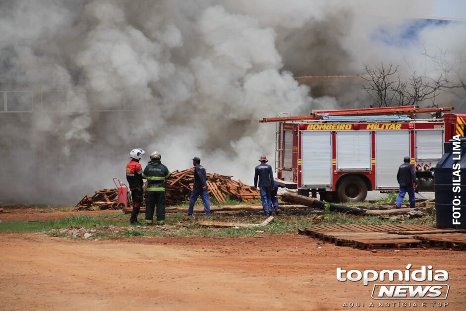 Há muita fumaça no local do incêndio