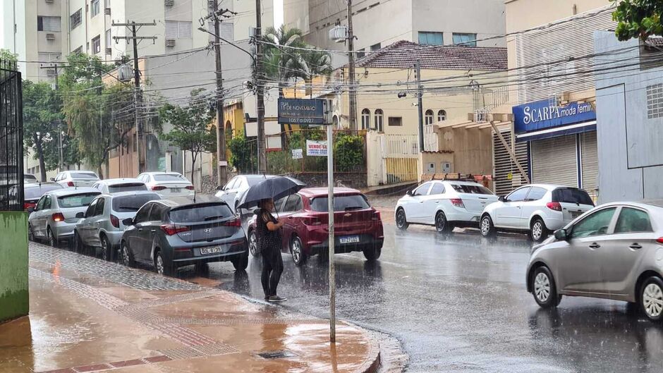 Chuva atinge Campo Grande e ameniza o calor