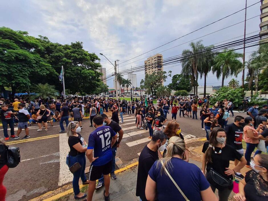 Professores pedem reajuste e fazem manifestação em frente a prefeitura