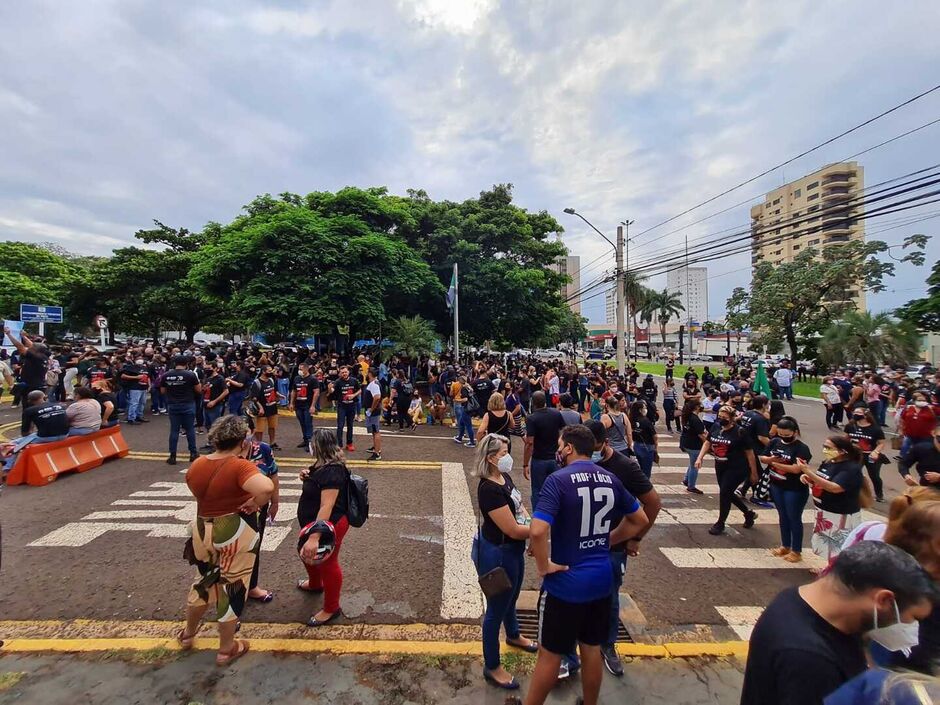 Professores pedem reajuste e fazem manifestação em frente a prefeitura