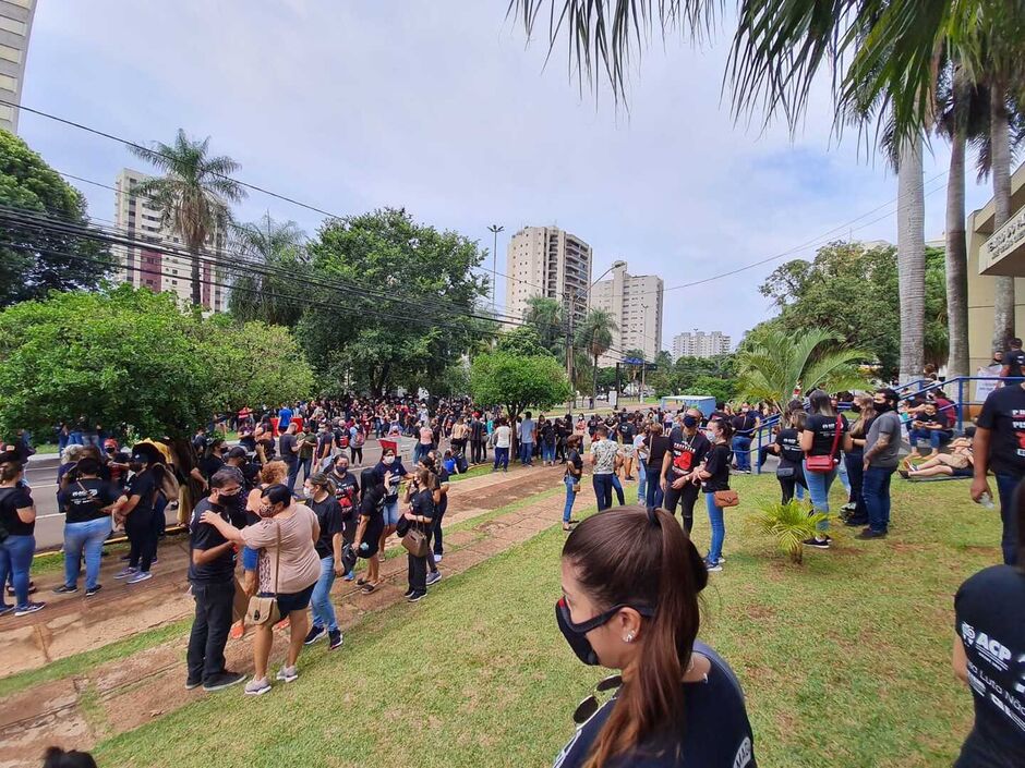 Professores pedem reajuste e fazem manifestação em frente a prefeitura