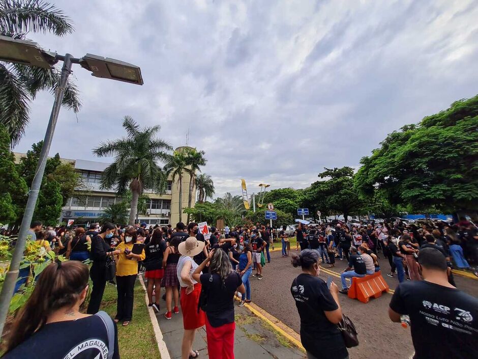 Professores pedem reajuste e fazem manifestação em frente a prefeitura