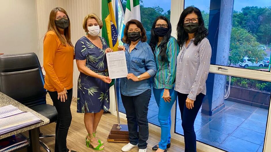 Iracy recebeu o certificado das mãos da secretária
