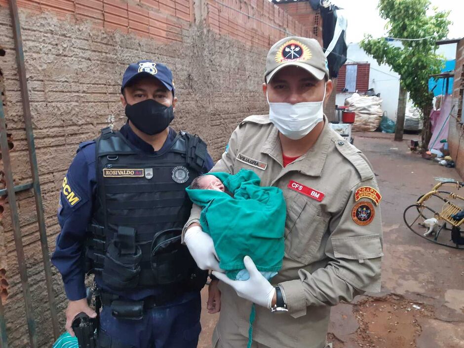 Bebê nasceu antes da chegada dos Bombeiros