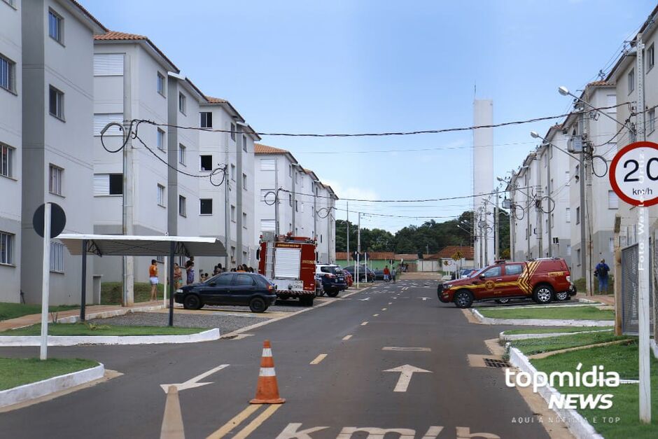 Segundo vizinhos, um casal com um bebê mora no local