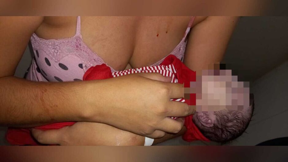 Bebê já sem vida no colo da mãe