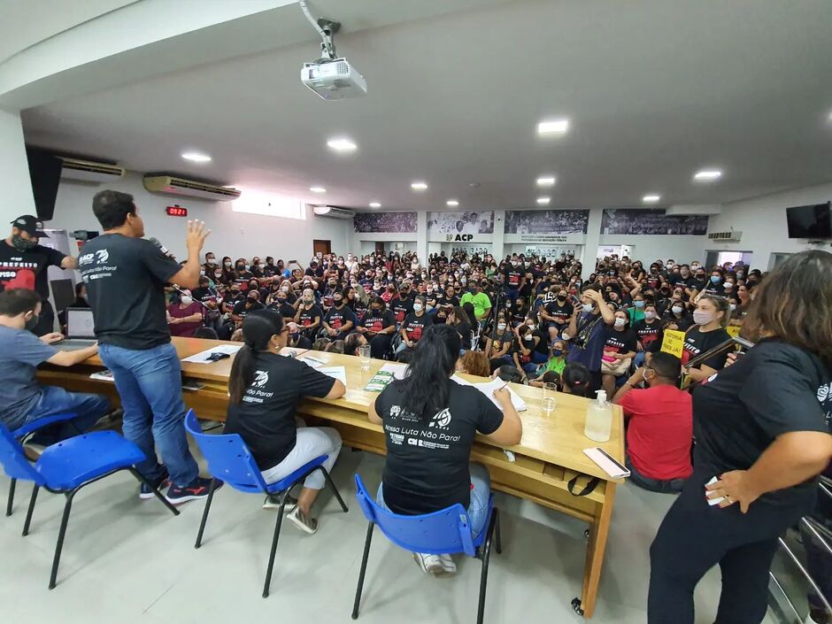Centenas de professores se reuniram em Assembleia nesta sexta-feira