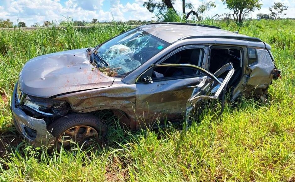 Jeep ficou destruído com a colisão na rodovia